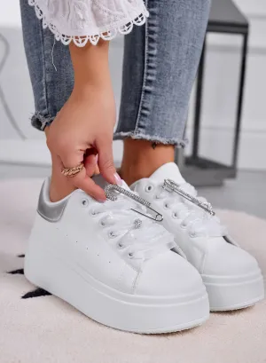 ANGY - Sneakers bianche platform con lacci in organza grigi e spilla gioiello