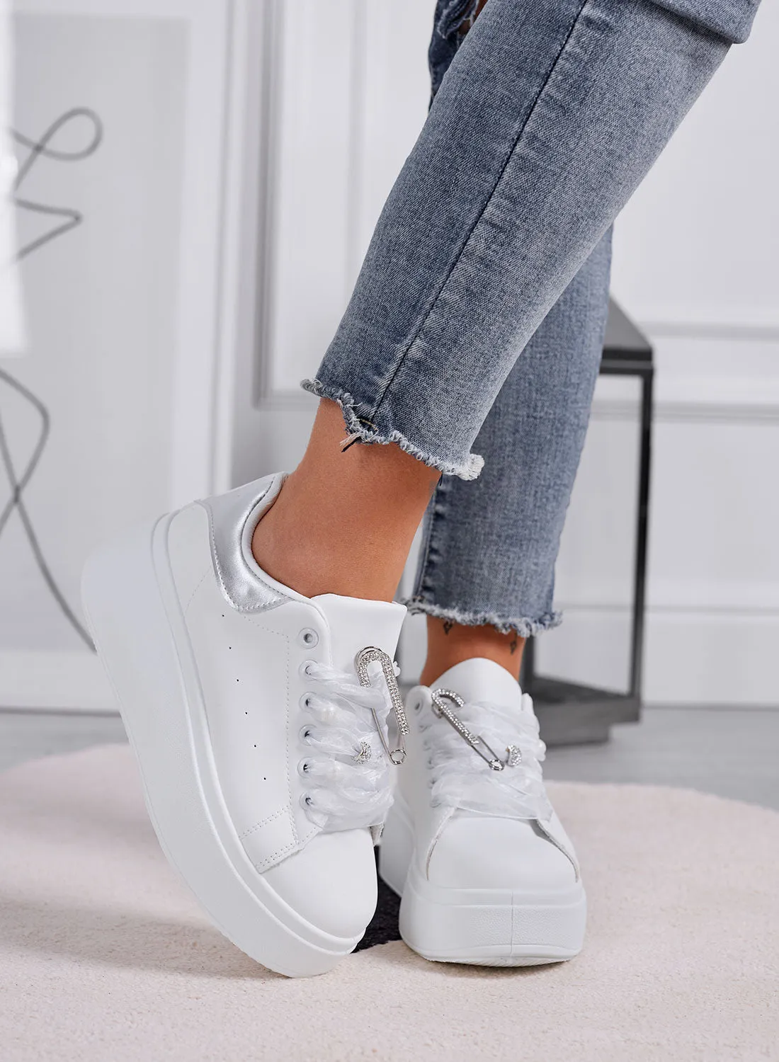 ANGY - Sneakers bianche platform con lacci in organza grigi e spilla gioiello