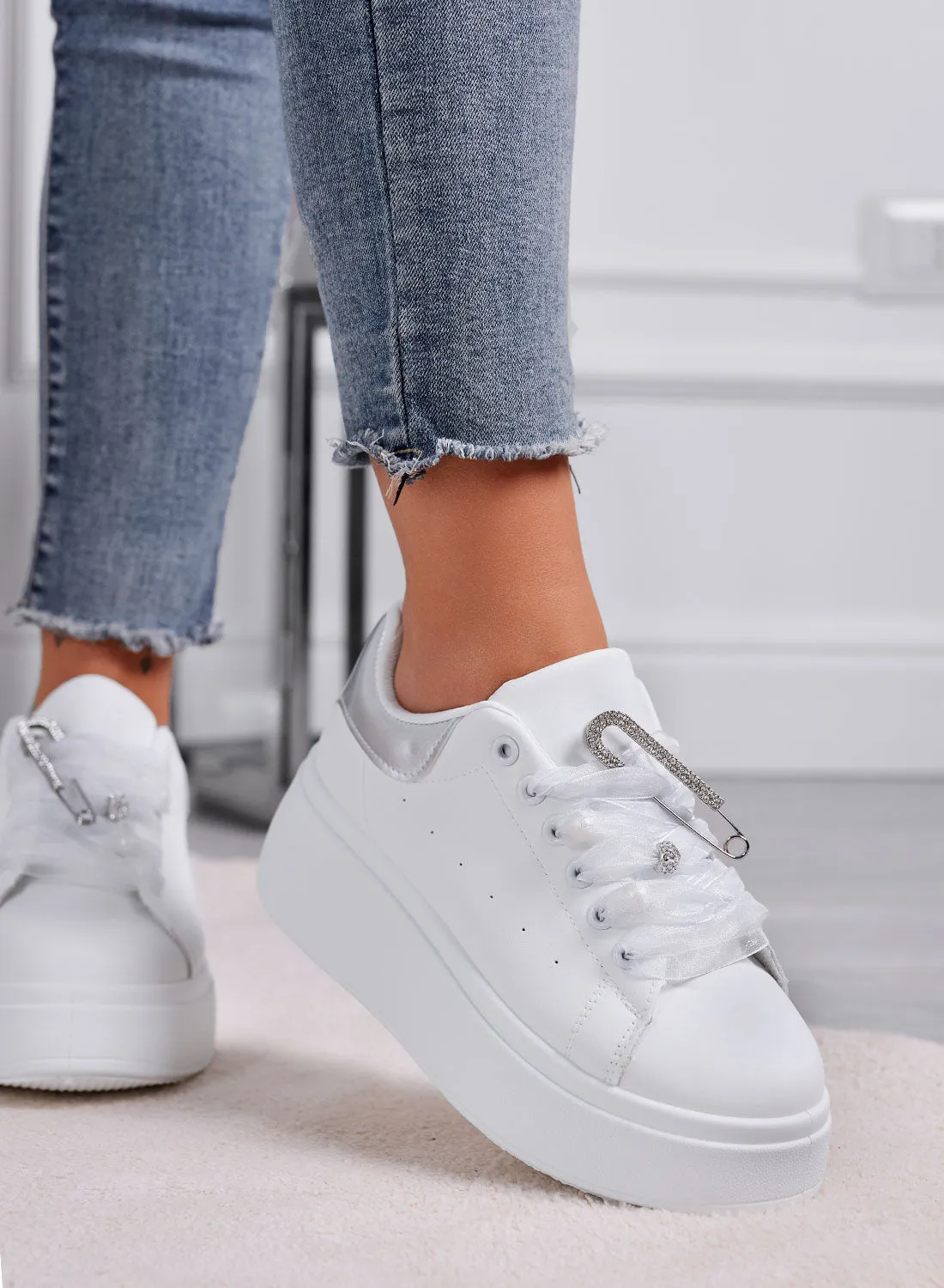 ANGY - Sneakers bianche platform con lacci in organza grigi e spilla gioiello