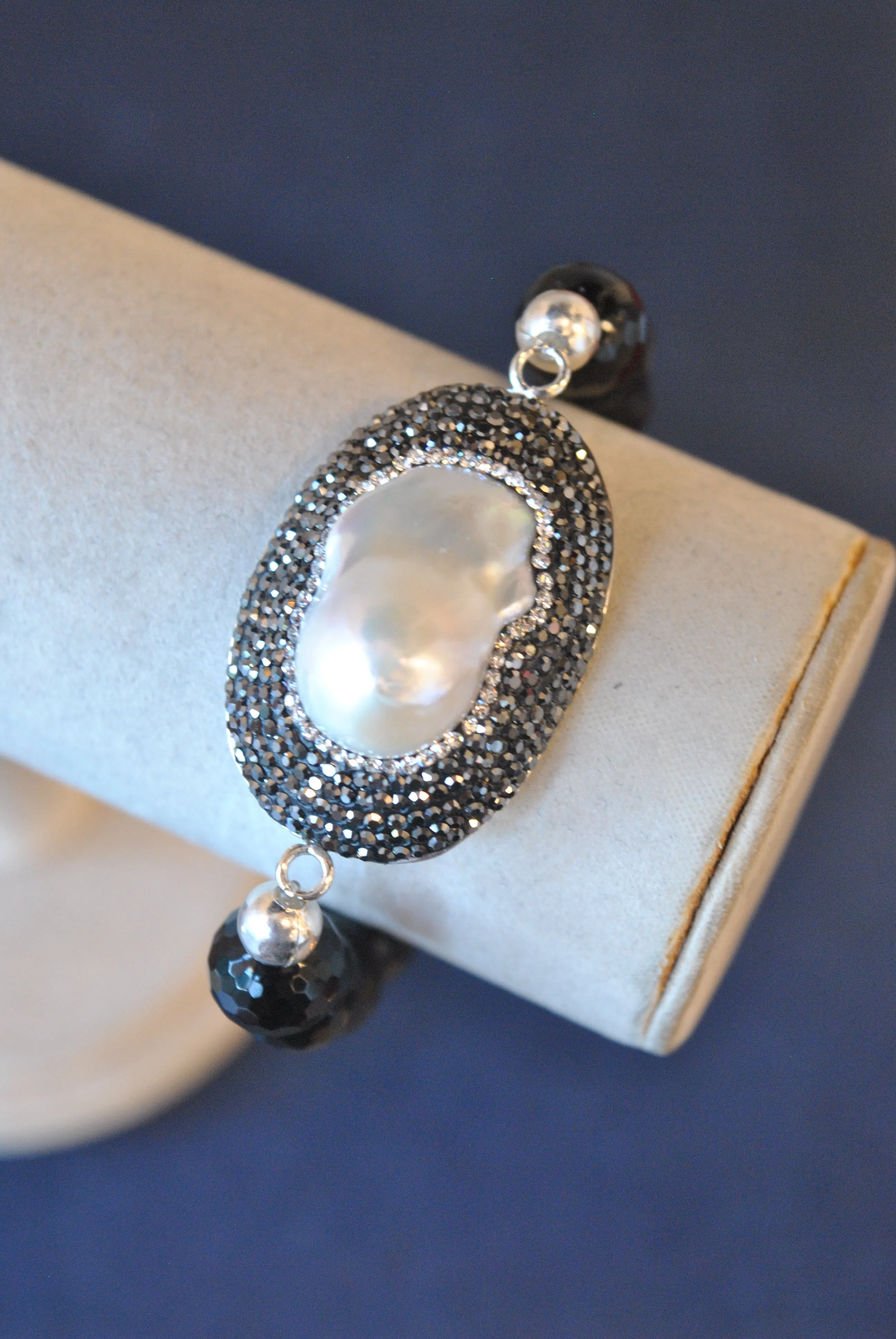 BLACK ONYX MOTHER OF PEARL AND SWAROVSKI CRYSTALS STRETCHY BRACELET