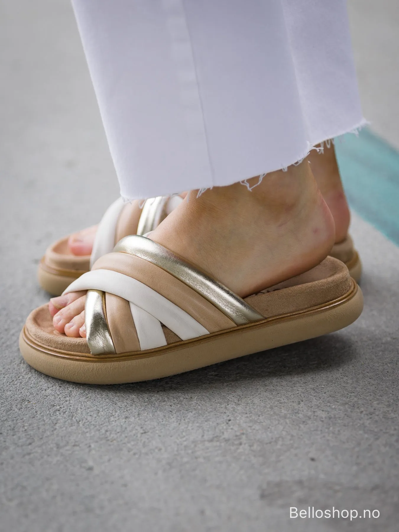 Inuovo Slip-in sandal med kryssremmer i gull, beige og off-white