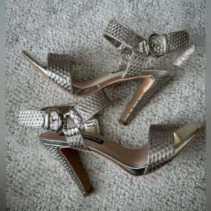Karl Lagerfeld Paris Women's Cieone Leather Ankle Strap Heels Size 7 Gold EUC!!