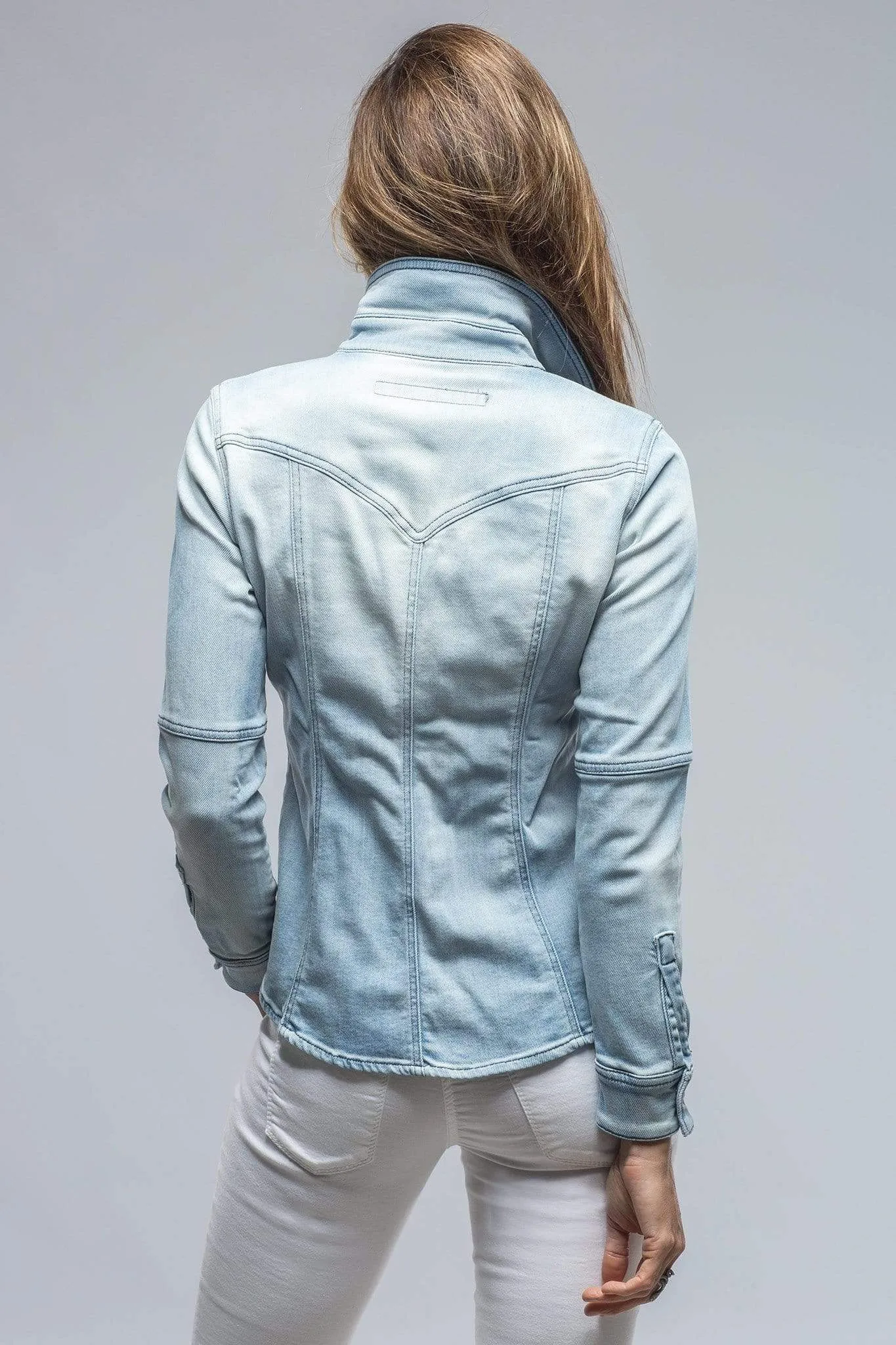 Maddi Fitted Snap Shirt In Clean Light Wash