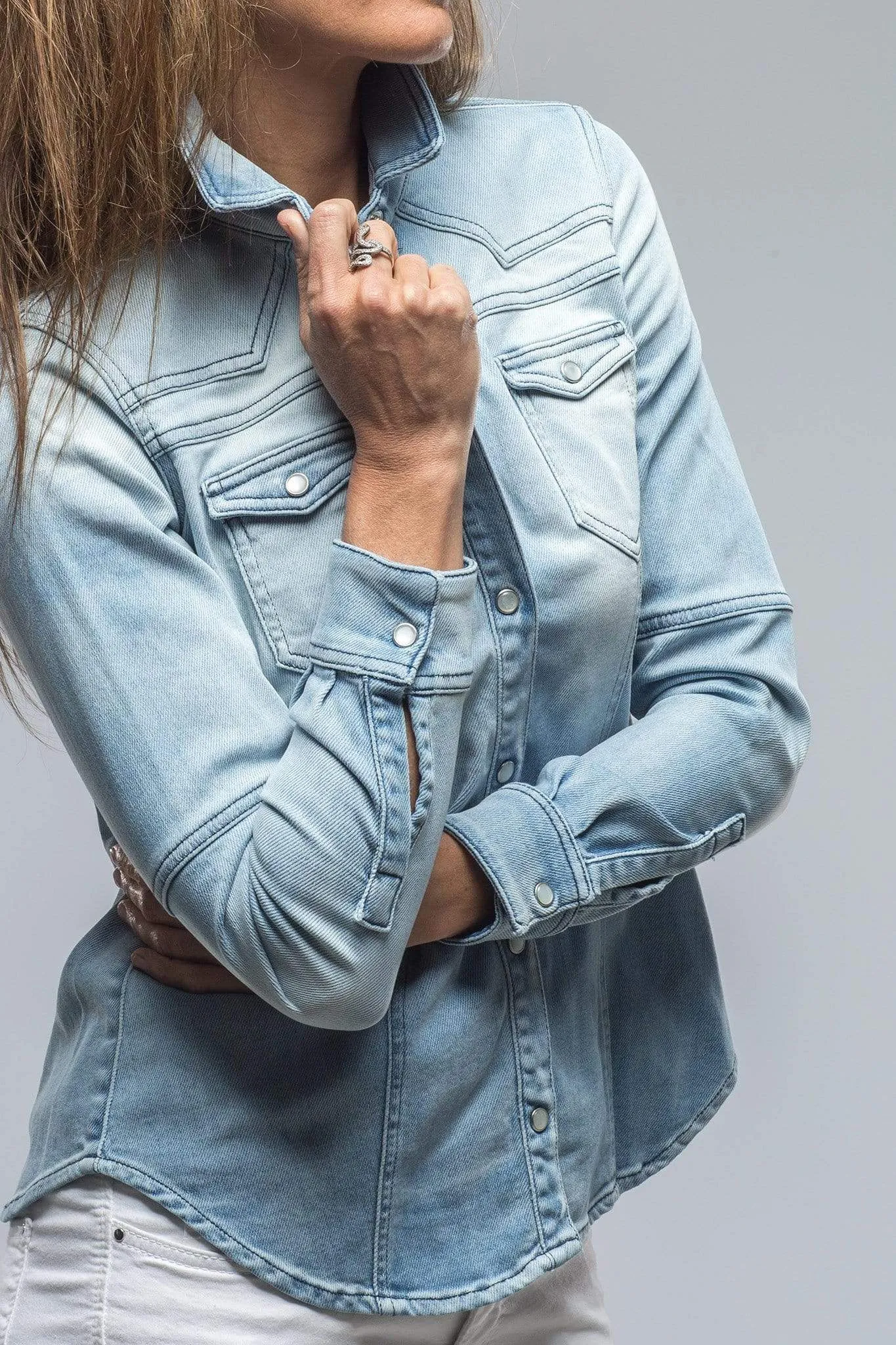 Maddi Fitted Snap Shirt In Clean Light Wash