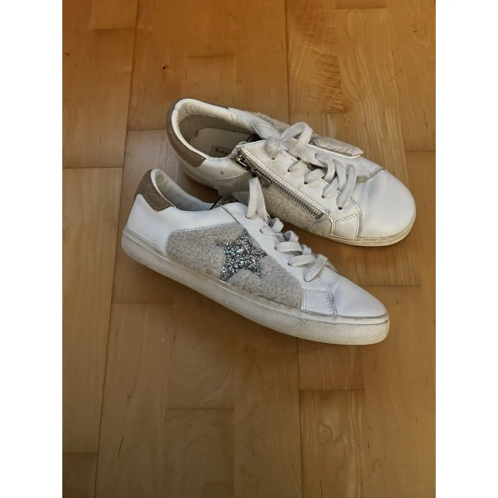NEW Vintage Havana Women's White & Silver Salem Faux Fur Star Sneakers – Size 8