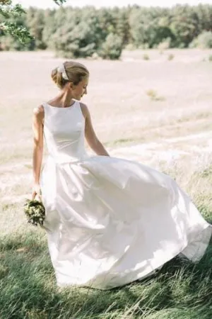 Sleek Satin Bride Wedding Dress with Box Pleats